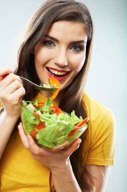 Salata yiyen kadın
