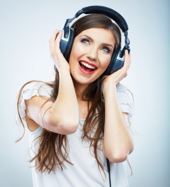 Kulaklıklı kadın.