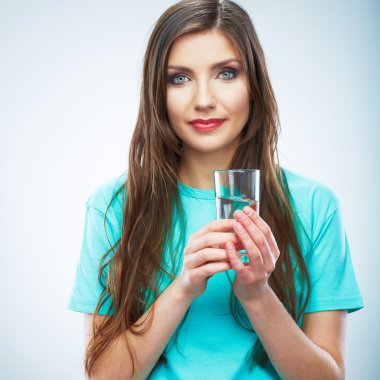 Bir bardak su tutan kadın.