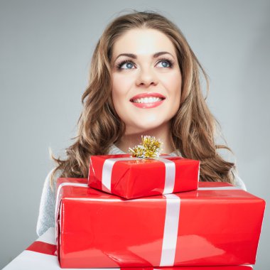 hediye kutusu tutan kadın
