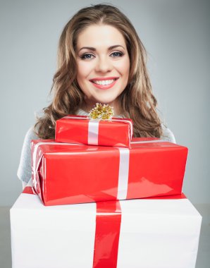 hediye kutusu tutan kadın