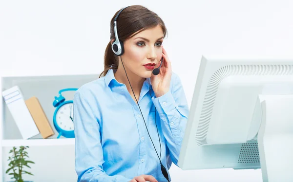 Porträt einer Kundendienstmitarbeiterin, Callcenter lächelnd — Stockfoto