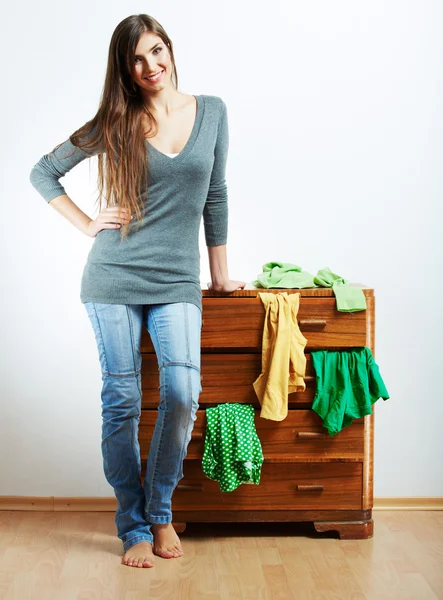 Jonge vrouw met kleren thuis — Stockfoto