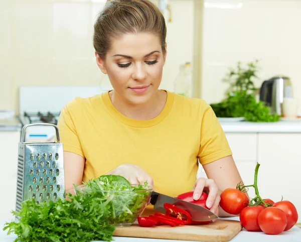 Mulher na cozinha — Fotografia de Stock