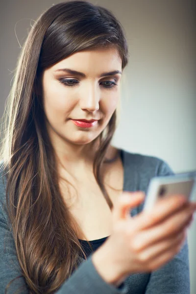 Tonåring flicka med mobiltelefon. — Stockfoto