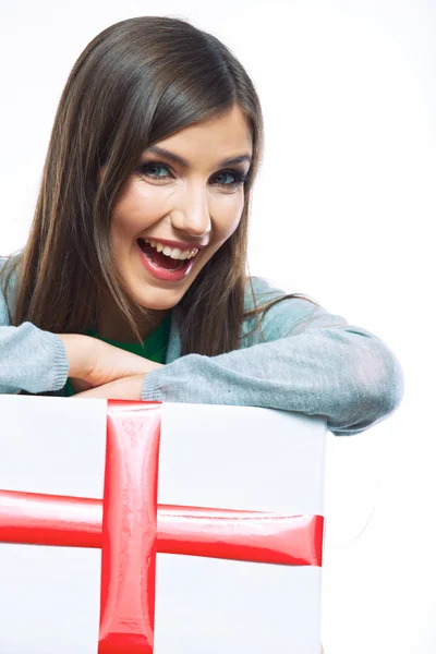 Mujer sosteniendo caja de regalo —  Fotos de Stock