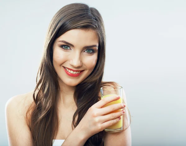 주스를 마시는 여자의 초상화 — 스톡 사진
