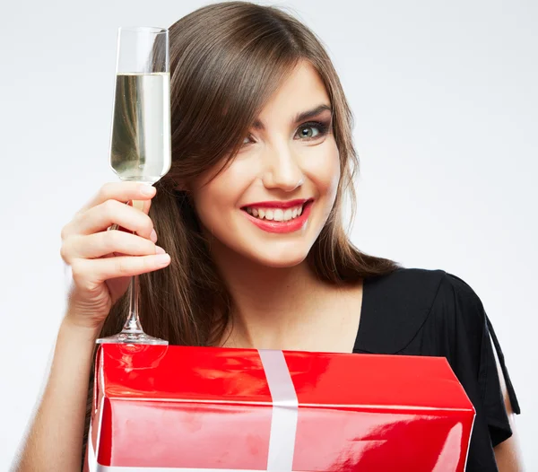 Frau hält Geschenkbox und Glas Champagner in der Hand — Stockfoto