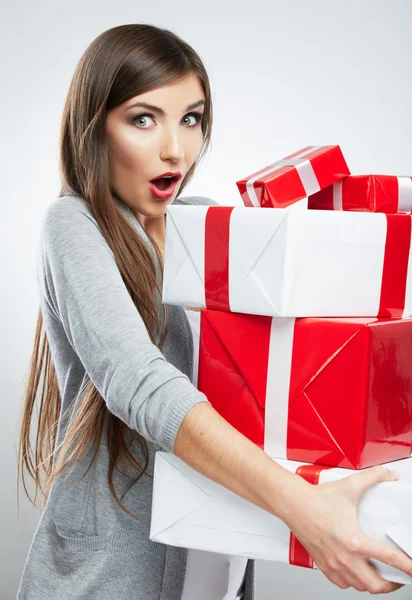 Kvinna som innehar presentförpackningar — Stockfoto
