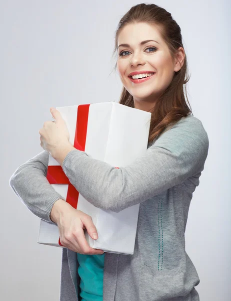 Portrait of woman holding gift box — Stock Photo, Image