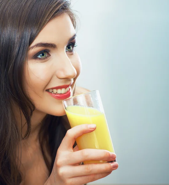 Primer plano retrato de la mujer bebiendo jugo — Foto de Stock