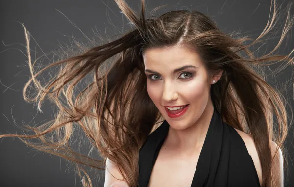 Mujer estilo de pelo retrato de moda. Viento en el pelo . —  Fotos de Stock