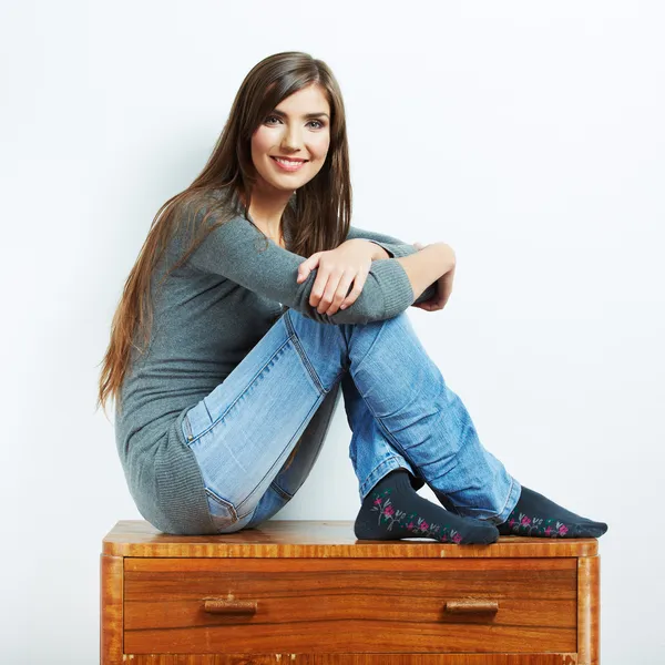 Mujer joven con ropa en casa — Foto de Stock