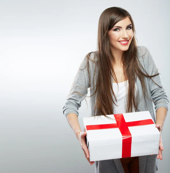 Retrato de mujer sosteniendo caja de regalo — Foto de Stock