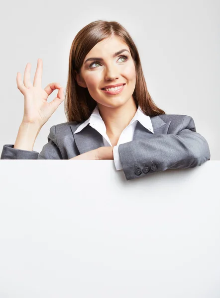 Mujer de negocios con tablero en blanco mostrando signo ok — Foto de Stock