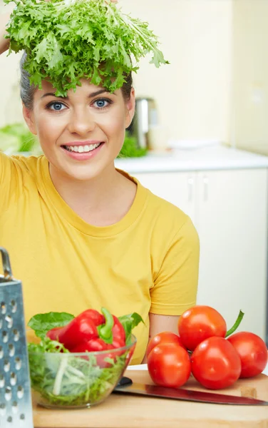 Donna che cucina verdure — Foto Stock