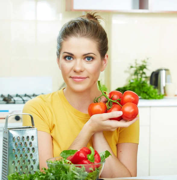 Kvinnan matlagning grönsaker — Stockfoto