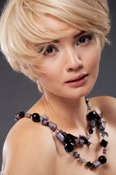 Retrato de mulher com cabelo loiro — Fotografia de Stock