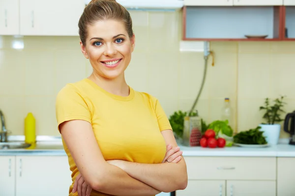Kobieta stojąca w kuchni — Zdjęcie stockowe