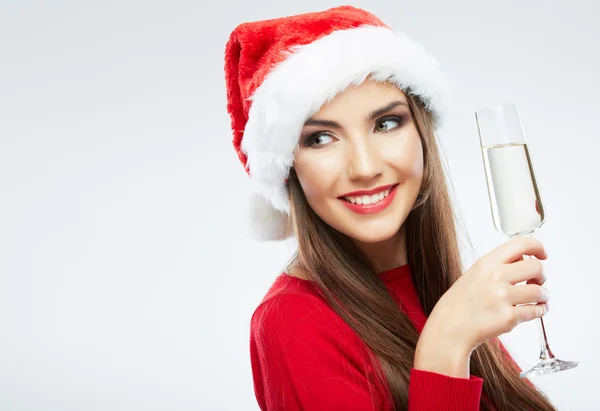 Frau mit Weihnachtsmannhut hält Glas Champagner in der Hand — Stockfoto