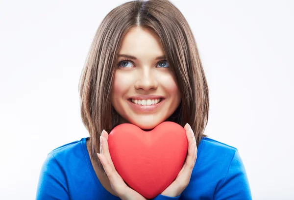 Une jeune femme souriante tient son cœur rouge, symbole de la Saint-Valentin. Fille — Photo