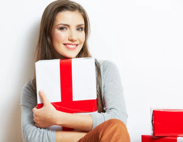 Vrouw met geschenkdozen — Stockfoto