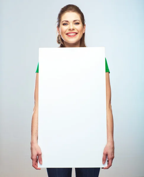 Mujer sosteniendo banner en blanco — Foto de Stock
