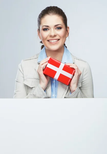 Zakelijke vrouw met geschenkdoos — Stockfoto