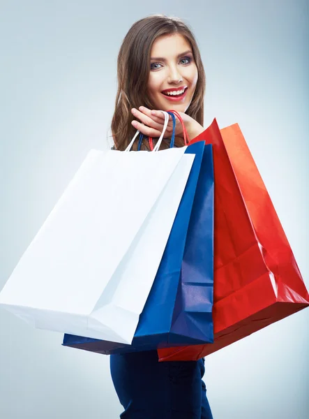 Lachende vrouw houdt shopping tassen — Stockfoto