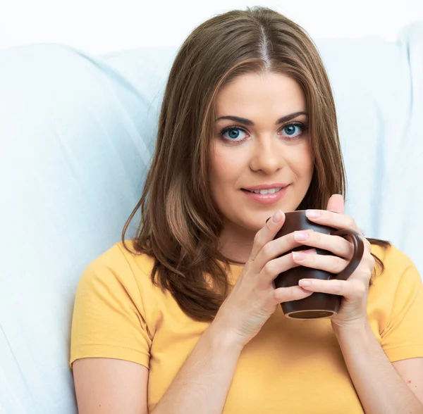 Frau mit Tasse — Stockfoto