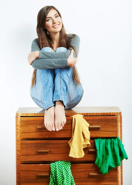 Jonge vrouw met kleren thuis — Stockfoto