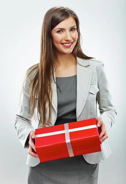 Mujer de negocios sosteniendo caja de regalo —  Fotos de Stock
