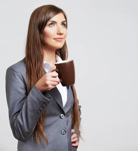 รูปภาพของนักธุรกิจหญิงที่มีถ้วย — ภาพถ่ายสต็อก