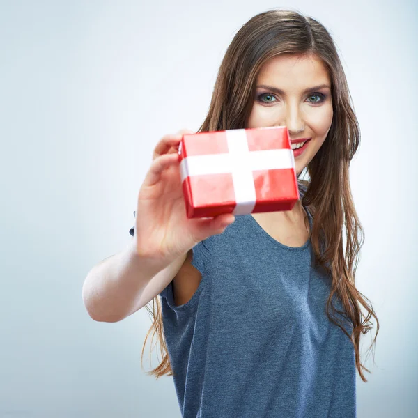 Vrouw met doos van de gift — Stockfoto