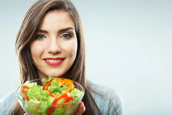 Mulher comendo salada — Fotografia de Stock