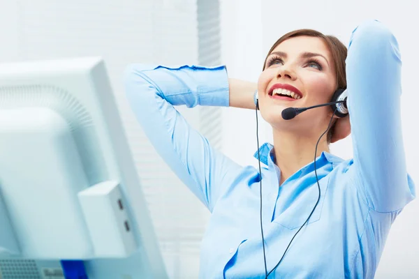 Porträt einer Kundendienstmitarbeiterin, Callcenter lächelnd — Stockfoto