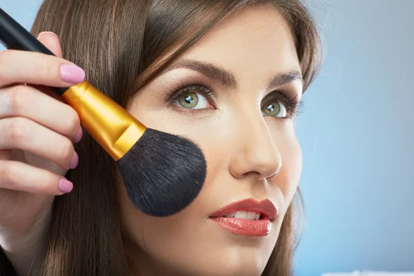 Frau macht Make-up — Stockfoto