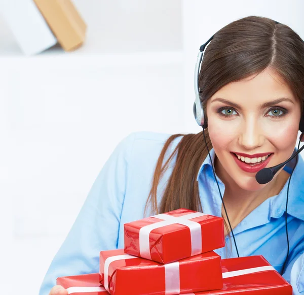 Smiling operator seat at table with red gift box. Happy busines — Stock Photo, Image