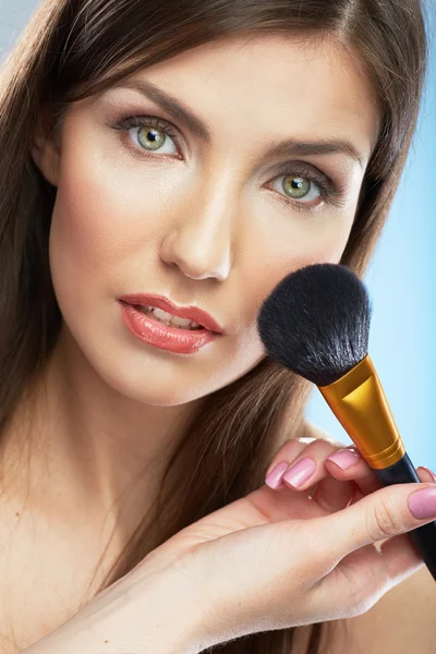 Frau macht Make-up — Stockfoto