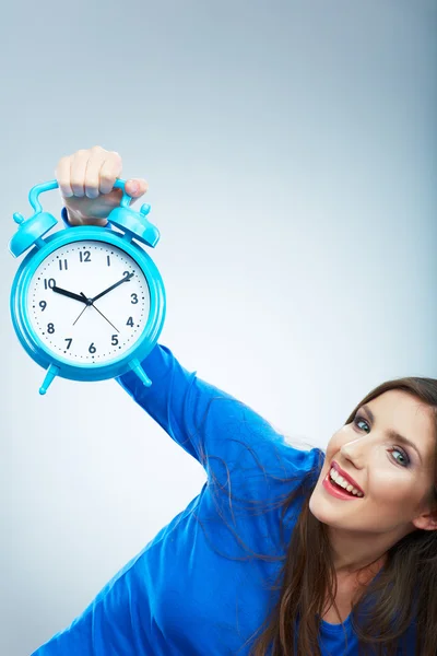 Mujer joven sosteniendo reloj — Foto de Stock