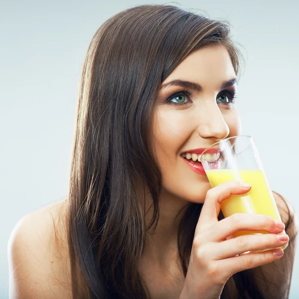 Primer plano retrato de la mujer bebiendo jugo — Foto de Stock