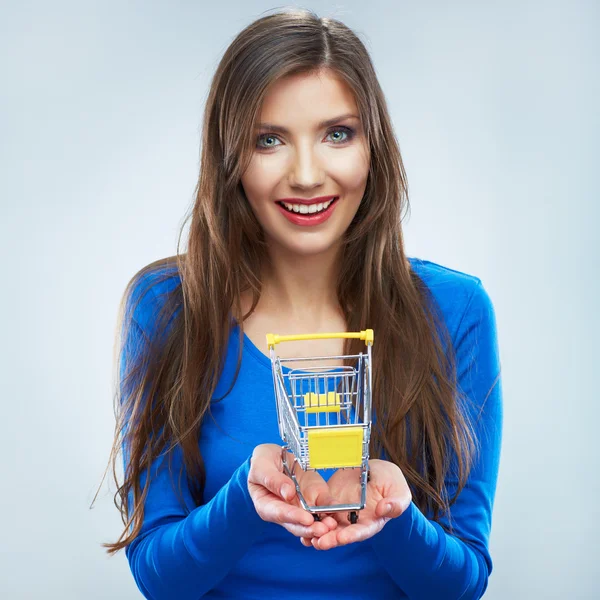 Frau mit Einkaufswagen — Stockfoto