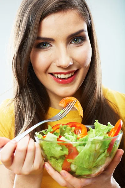 Kvinna äter sallad — Stockfoto