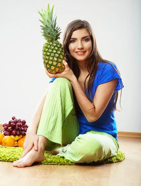 Frau mit Ananas im Arm — Stockfoto