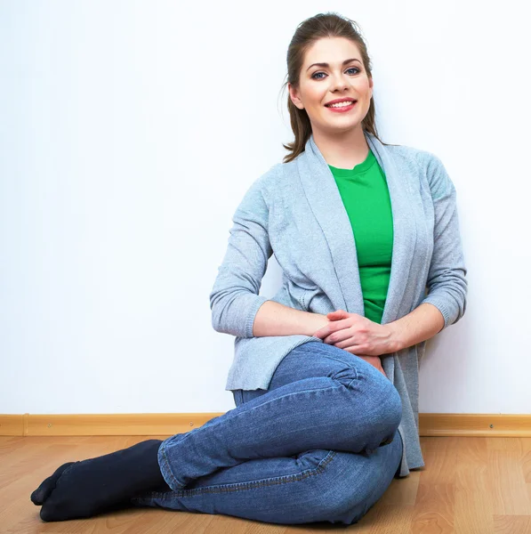 Porträtt av kvinna som sitter på golvet — Stockfoto