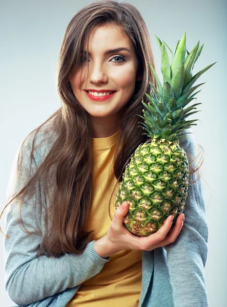 Žena s ananasem — Stock fotografie