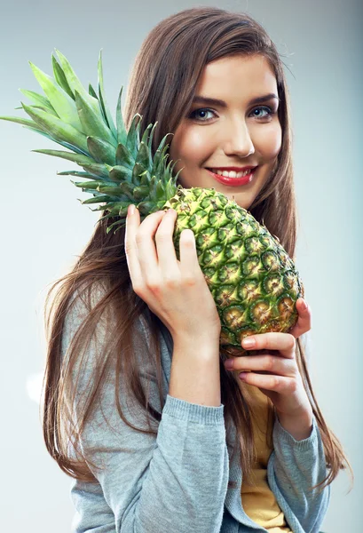 Femeie cu ananas — Fotografie, imagine de stoc