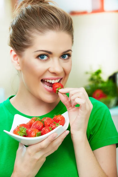 Sonriente mujer comiendo fresa — 스톡 사진