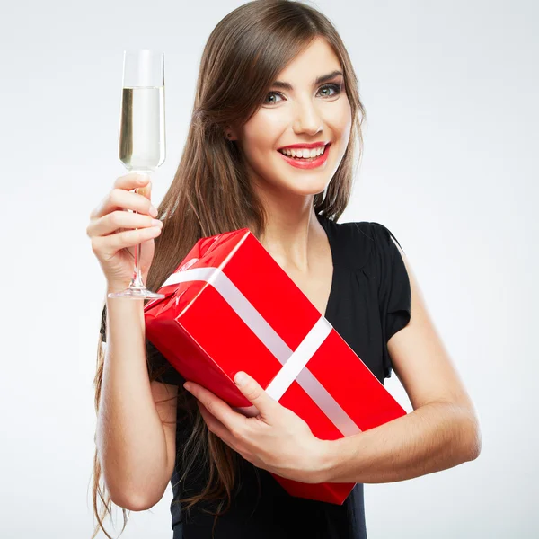 Жінка тримає подарункову коробку і келих шампанського — стокове фото