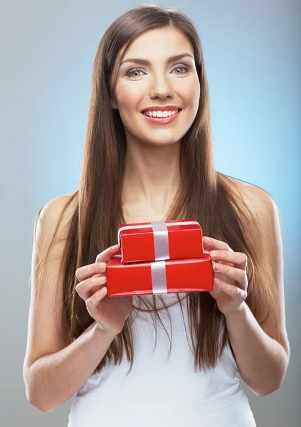 Mujer sosteniendo caja de regalo — Foto de Stock